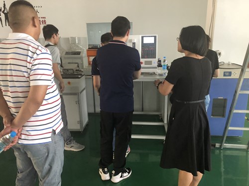 浙江杭州客戶來我司驗(yàn)收全自動彈簧拉壓力試驗(yàn)機(jī) 浙江杭州客戶來我司驗(yàn)收全自動彈簧拉壓力試驗(yàn)機(jī)