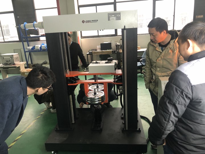 江蘇力高輪轂沖擊試驗(yàn)機(jī)出廠檢驗(yàn)中 江蘇力高輪轂沖擊試驗(yàn)機(jī)出廠檢驗(yàn)中